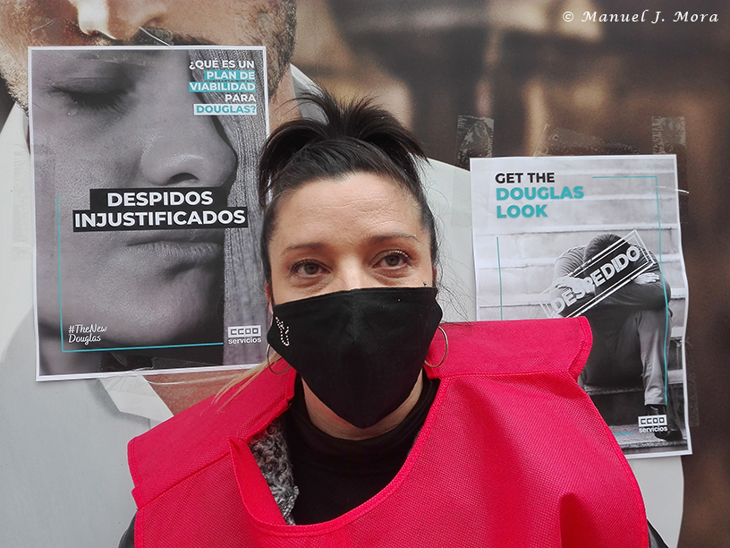 grouchomora's tweet photo. Protestas, huelga y concentraciones por un ERE en las tiendas de "Perfumería DOUGLAS Cosmética" 
Mi solidaridad y fuerza para todas las trabajadoras!!
#FelizSabado #perfumeriadouglas https://t.co/HzkfCvE1kv