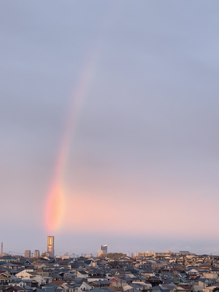 RihitoG's tweet photo. ランドマークから虹が出てる！🌈
ハッピーをお裾分け！🎉
#虹
#レインボー
#rainbow
#ランドマーク
#横浜
#ハッピーをお裾分け https://t.co/WoHK6sgGF8