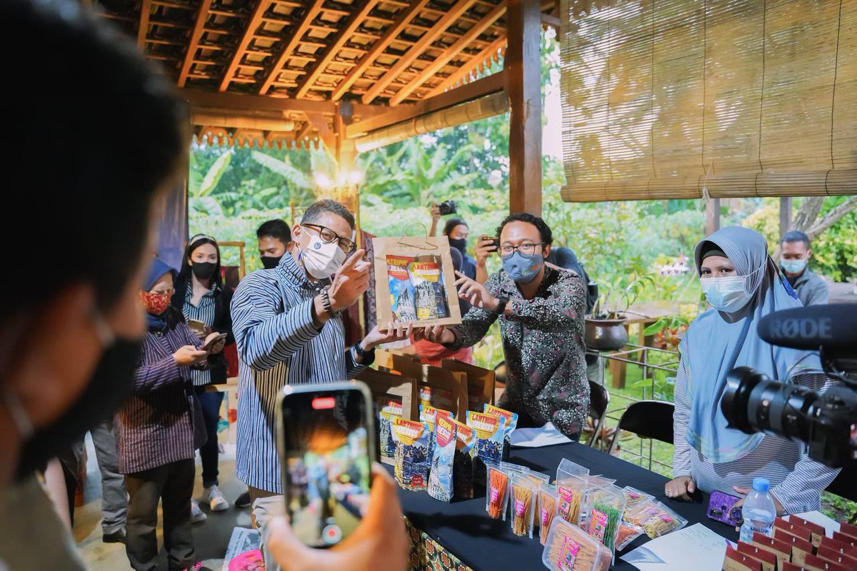 sandiuno's tweet photo. Mendatangi langsung balai ekonomi desa (Balkondes) Karangrejo, memberikan apresiasi atas keberhasilannya mendapat sertifikat Desa Wisata Berkelanjutan. https://t.co/FzAl5oIqX5
