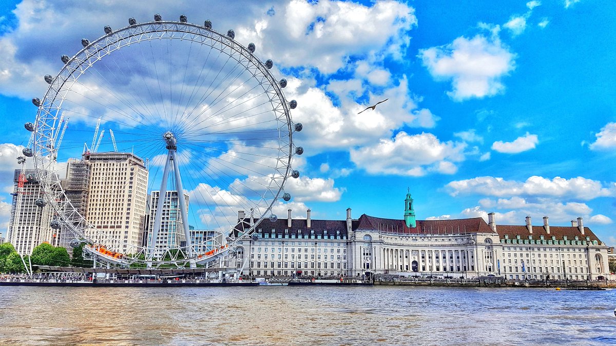 The river looks way to calm! We can't wait to perform some exhilarating aqua-batics soon 🙃 📷 <a href="/karaozgur/">Özgür Kara</a>
#thamesjet #adrenalinerush #thrill #riverthames #igerslondon #thames #speedboat #speed #london #UK #londonspeedboat