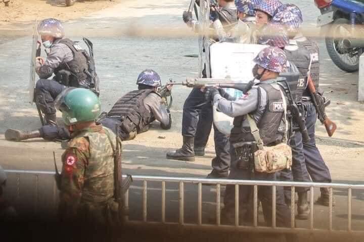 mayzinldae's tweet photo. Total 19 people were dead including one pregnant woman during military crack down in Mandalay this afternoon. Myanmar military is terrorist, Murderer!!
#CrimeAgainstHumanity 
#WeNeedR2PInMyanmar #WhatsHappeningInMyanmar #Mar13Coup https://t.co/pKkrWUZTiQ