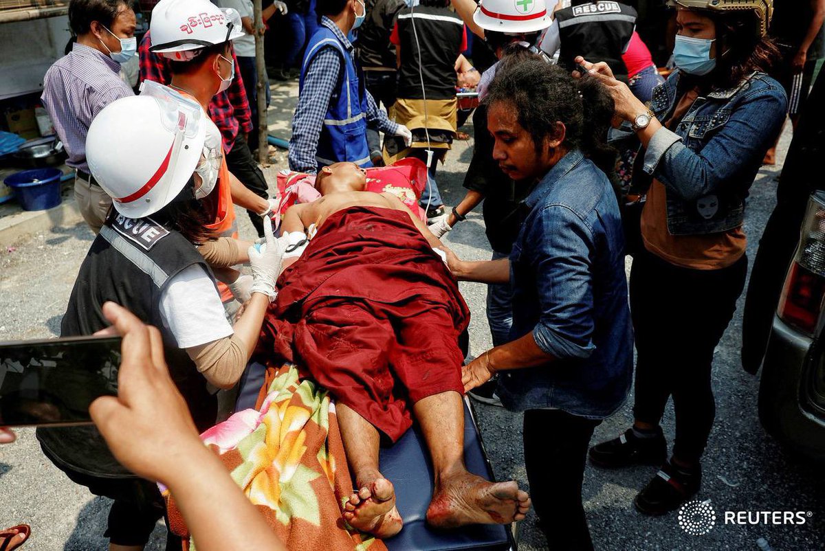 A Buddhist monk got shot by terriorsts in Sein Pan,Mandalay 
TOWARDS FEDERAL UNION
#WhatsHappeningInMyanmar
#Mar13Coup