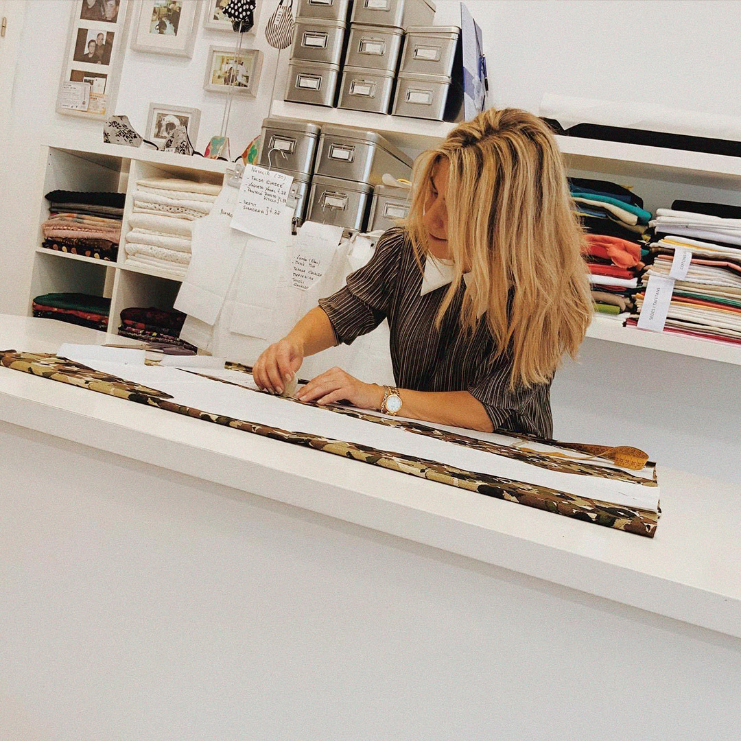 fflarapita's tweet photo. 𝙋𝙤𝙨𝙖'𝙩 𝙜𝙪𝙖𝙥𝙖 𝙘𝙖𝙙𝙖 𝙙𝙞𝙖 👗📏By Natàlia Guart, dissenyadora i creadora de la seva pròpia marca Fada Feliche, formarà part del nostre #FF2021 ~

🩰 Vine a descobrir els seus #sueñosdeltul i altres dissenys exclusius #handmade!

#terresdelebre #proximitat #larapita https://t.co/CzKr639zAc
