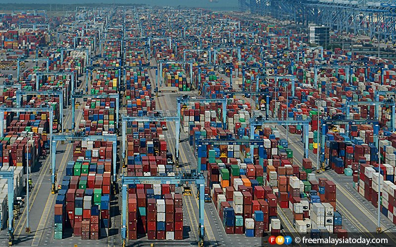 ちゃん社長 これはマレーシアのクラン 港の写真 この写真を見れば いかにここが世界のコンテナの中心地かを理解できると思います 日本の港とはコンテナの取扱量の次元が違います ちなみにこの写真でも クラン港の全体の1 3も写っていません T
