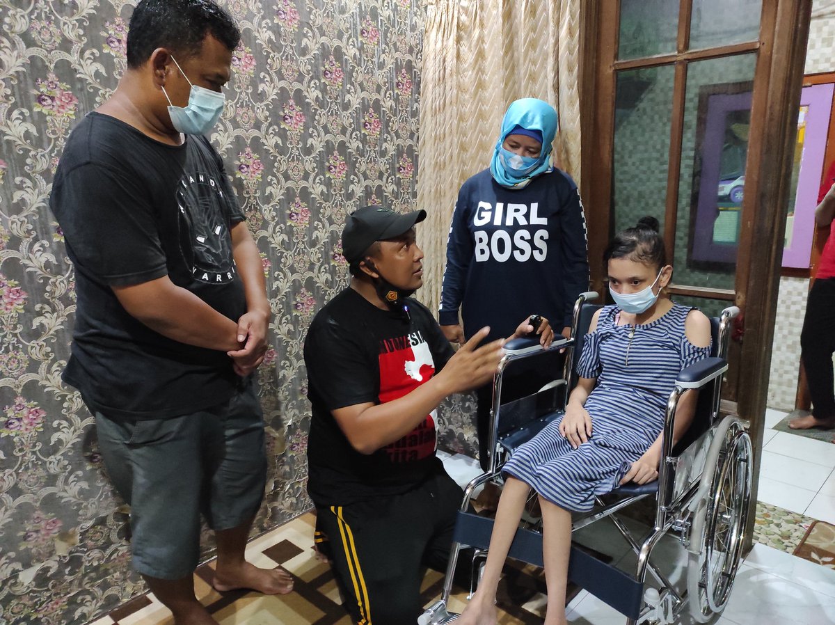 Purnomo_dtt's tweet photo. Menyerahkan kursi roda buat adik elena di daerah dukuh pakis amanah bunda @eg_nrs  dikawal sama team @L_BerbagiKasih https://t.co/UsSDpoXFXq