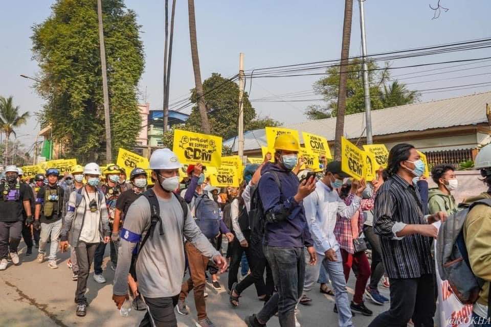 Our young people are so brave to protest the peaceful protesters while the Junta military is shooting and killing the civilians. Here’s the frontier defense team #Mandalay.
TOWARDS FEDERAL UNION 
<a href="/freya_cole/">Freya Cole</a> <a href="/RapporteurUn/">UN Special Rapporteur Tom Andrews</a> <a href="/Reaproy/">Phil Robertson</a> <a href="/KenRoth/">Kenneth Roth</a> 
#WhatsHappeningInMyanmar
#March13Coup