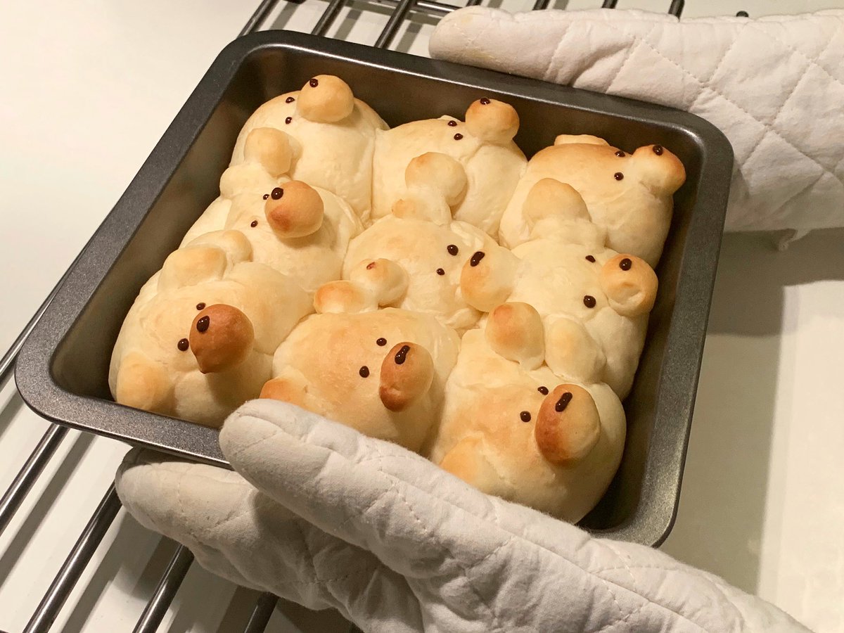 芝生でねむる犬 焼きたてちぎりいぬパン