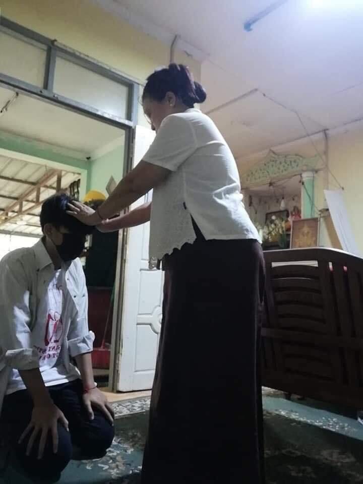 Sara_Perria's tweet photo. Parents in #Myanmar now say goodbye to their children with a blessing before they go out to join the anti-coup protest, in case they don't come back. 
Because some, don't. 

#WhatsHappeninglnMyanmar https://t.co/gAEc19T9l7