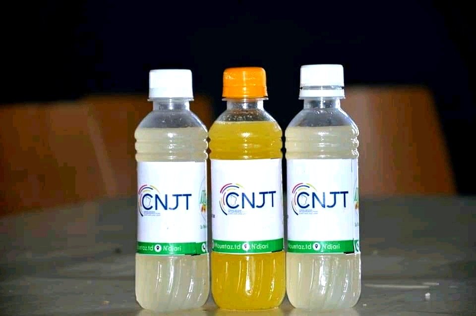 Moumtaz17's tweet photo. [ NOS BOUTEILLES PERSONNALISÉES ]

Le 8 et le 9 Mars lors de l'atelier de renforcement de capacités organisé par le Conseil National de la jeunesse du Tchad, Moumtaz eu le privilège d'assurer le besoin de rafraîchissement !

#Consommons_bio
#Consommons_local https://t.co/Ehh09MMw7w