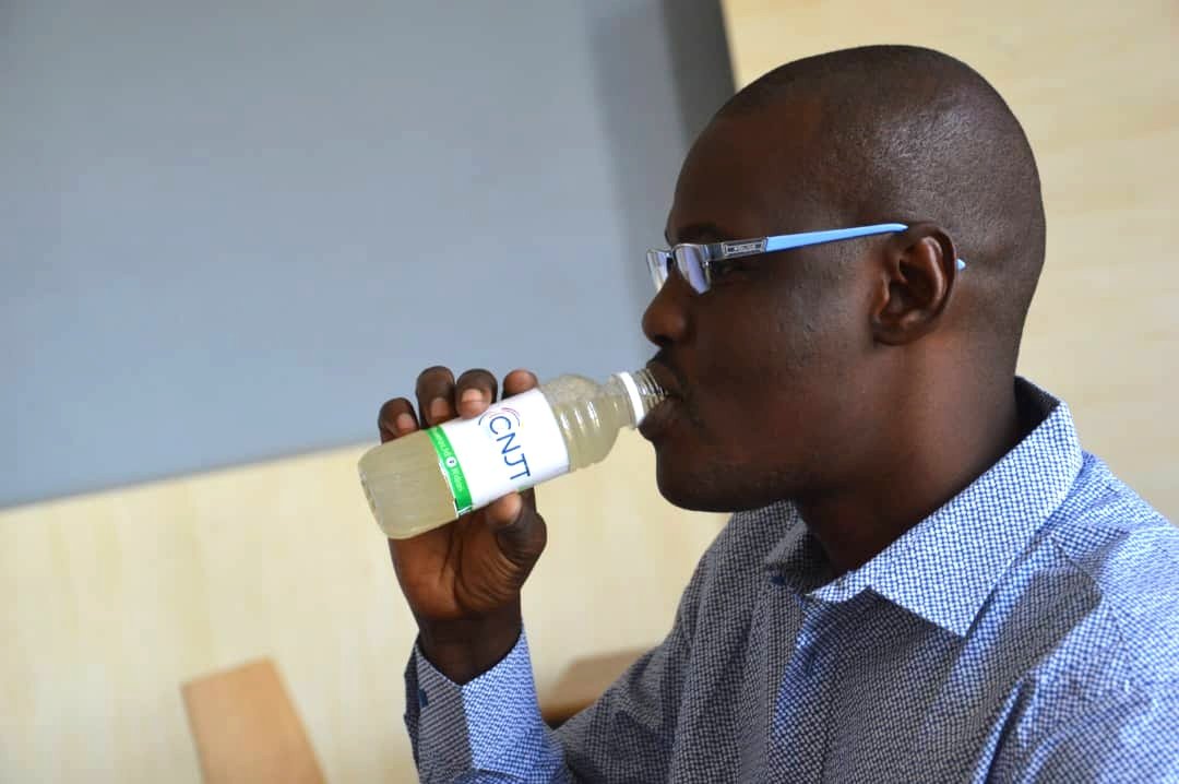 Moumtaz17's tweet photo. [ NOS BOUTEILLES PERSONNALISÉES ]

Le 8 et le 9 Mars lors de l'atelier de renforcement de capacités organisé par le Conseil National de la jeunesse du Tchad, Moumtaz eu le privilège d'assurer le besoin de rafraîchissement !

#Consommons_bio
#Consommons_local https://t.co/Ehh09MMw7w