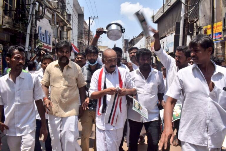 rmanoharanadmk's tweet photo. திருச்சி கிழக்கு சட்டமன்ற தொகுதியில் பிரச்சாரத்தை துவக்கி வாக்கு சேகரித்த போது #TTV4TNCM #வெற்றிசின்னம்குக்கர் #திருச்சிகிழக்கு https://t.co/maSngJBSYs