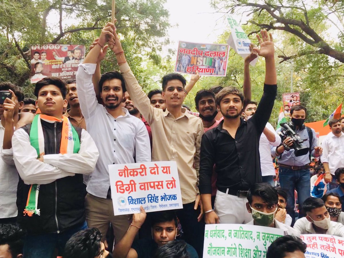 lokesh_jaaat's tweet photo. कल @nsui के आहृवान पर संसद घेराव आंदोलन मै भाग लिया और छात्रों की आवाज को बुलंद किया।मोदी सरकार की #नौकरी_खत्म_करो के एजेंडे को पछाड़ने के लिए @nsui और @NSUIHaryana के साथ-साथ देश के सभी युवा मिलकर विरोध करेंगे।
#Students_Unity_Longlive
@Neerajkundan @varunchoudhary2 https://t.co/PeeI25yiQf