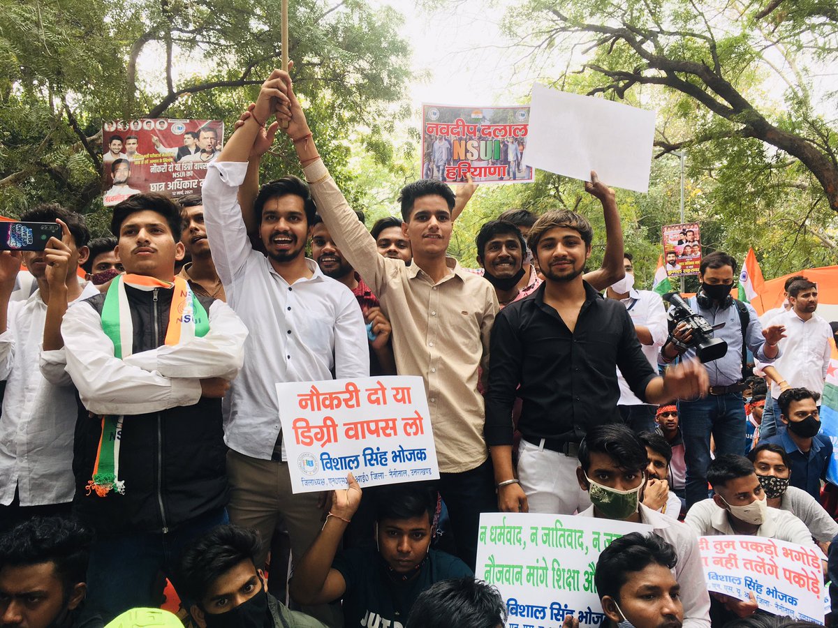 lokesh_jaaat's tweet photo. कल @nsui के आहृवान पर संसद घेराव आंदोलन मै भाग लिया और छात्रों की आवाज को बुलंद किया।मोदी सरकार की #नौकरी_खत्म_करो के एजेंडे को पछाड़ने के लिए @nsui और @NSUIHaryana के साथ-साथ देश के सभी युवा मिलकर विरोध करेंगे।
#Students_Unity_Longlive
@Neerajkundan @varunchoudhary2 https://t.co/PeeI25yiQf