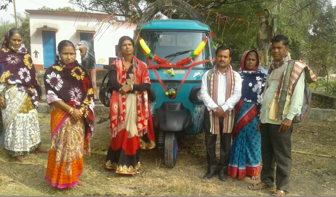 DM_Bhadrak's tweet photo. #EmpowerWomen
#missionshakti
Auto with icebox provided to Maa Banabibhu SHG, Barandua, Basudevpur Block with financial assistance of Rs.1.80 lakh under PMSY 2020-21. They are engaged in fish marketing. https://t.co/PQKwXKzT9j
