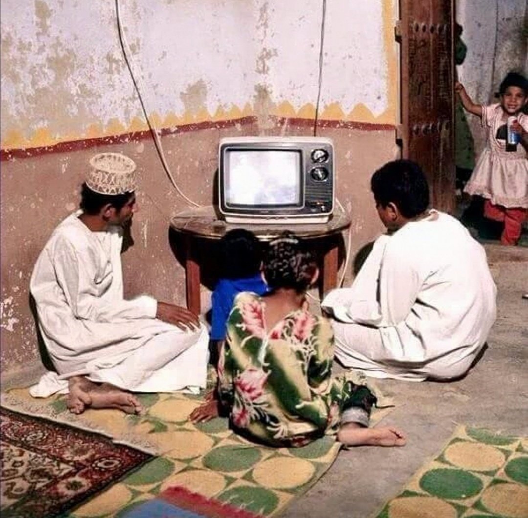 بعض الأماكن والتفاصيل والمواقف تبقى منقوشةً في الذاكرة ويبقى شيء من عبق الماضي الجميل عالق بنا رغم مرور الزمن وتقلباته  !!
شيء تعجز يد النسيان أن تطاله ...
#مساء_الخير