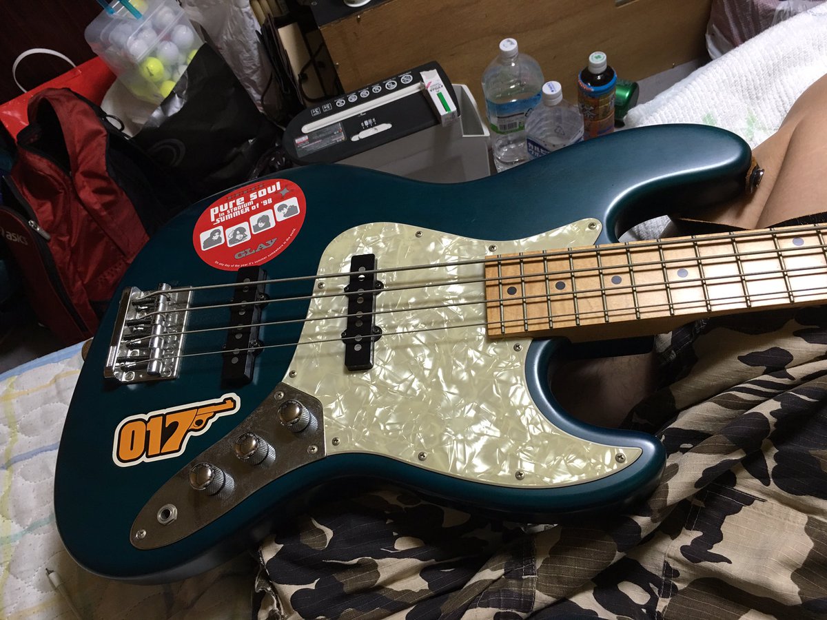 かずまっち 銀杏 A Twitter こんな色 Glayのjiroさんモデル Winter Againのpvと同じシールの張り方