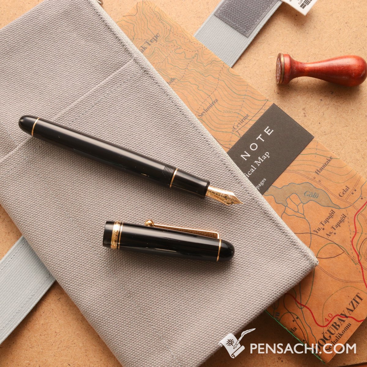 pen_sachi's tweet photo. Have you ever seen a traveler notebook with a fabric cover? Well, know you do! 
They are super lightweight and have extra pockets/pouch for you to put extra stuff in! Not sure about you but that's enough to get us interested 🤣🤩 #pensachi #pilot74 #yamamoto #travelernotebook https://t.co/P7zyXUzhjC