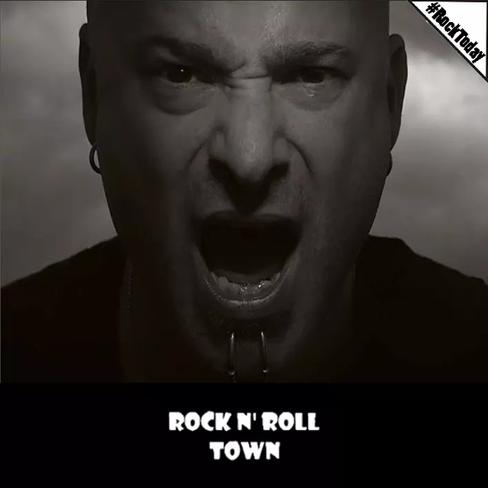 RockNRollTown's tweet photo. #RockToday
📅 13/03/1973 📅
Γεννιέται ο David Draiman, τραγουδιστής των @Disturbed.
#RnRT #Towners #DavidDraiman #Disturbed #Singer #Birthday #HappyBirthday #HappyBirthdayDavidDraiman #DavidDraimanFans #DisturbedFans #Alternative #Heavy #Metal #AlternativeMetal #Music #History https://t.co/K3P6vgdjMw
