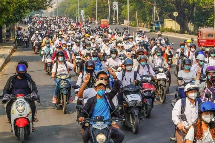 IchiiJ's tweet photo. We are inspired everyday by people of Mandalay who are fearless and courageous in the face of adversity. 

Motorcycle strike marching to Man Myo Kyon

✨Smart City Mandalay ✨

TOWARDS FEDERAL UNION 
 #Mar13Coup
 #WhatsHappeningInMyanmar https://t.co/9IAx2IDLwj