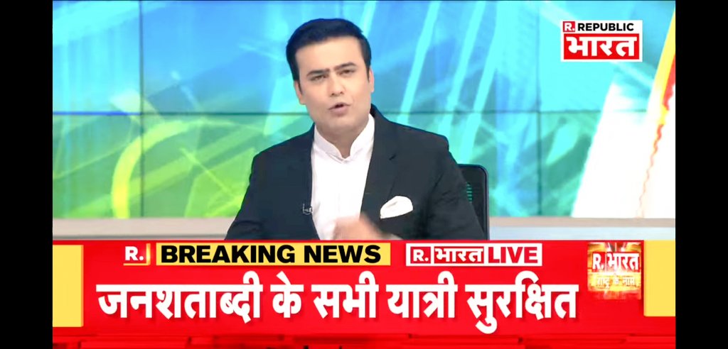 Garimaa77's tweet photo. हम तब भी आपके साथ थे...
जब दुनिया अंदर थी ... और आप बाहर
-- "मुंबई ग्राउंड रिपोर्टिंग"
हम आज भी साथ हैं ...
जब दुनिया बाहर और आप अंदर।
--- "स्टूडियो रिपोर्टिंग"
Fir kya zarurt Kolkata jane ki..😊
@SyyedSuhail
#Loyalviewer 😊😊👌 https://t.co/Z4qp9LBEDG