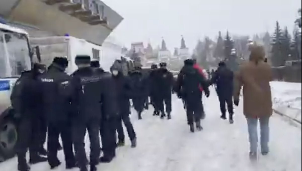 mich261213's tweet photo. В Москве задержан ВЕСЬ форум муниципальных депутатов России! Более 100 депутатов муниципальных советов со всей страны.
Диктатура отбрасывает последние фиговые листочки..
Призываю депутатов представительных органов поддержать коллег и заявить о неконституционности таких действий! https://t.co/FzlRRGO6eO
