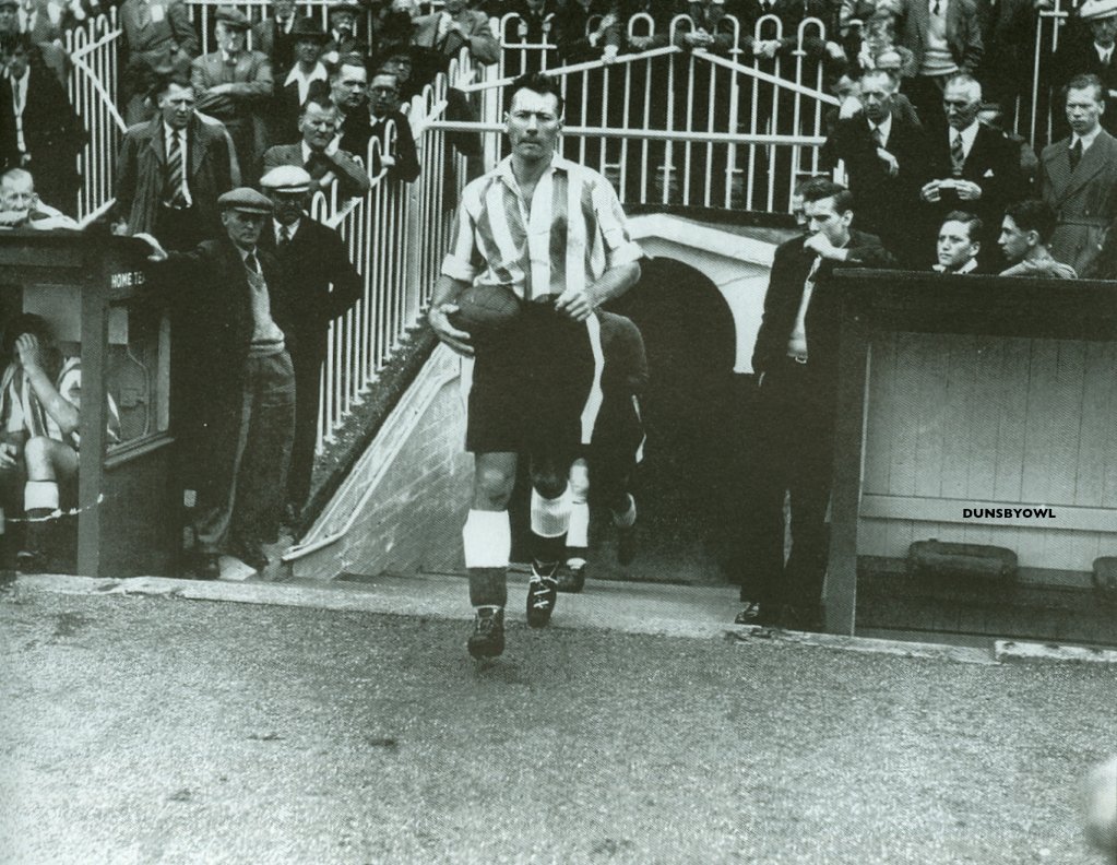 Dunsbyowl's tweet photo. Died #OnThisDay in 2012 - former Owls favourite Keith Bannister - served in the @RoyalAirForce for 5 years in 
 WW2 &amp; Captained Wednesday to 2nd Division Championship in 1951/2  &amp; played in 78 games for #SWFC 1946-52. #ProperKit #ProperTunnel https://t.co/yW5ReFOSnT