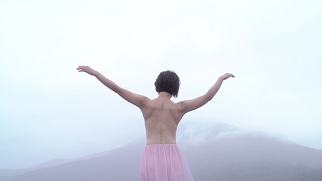 m_o_v_i_e_'s tweet photo. 『み��のきれいな湖に』
雨の降り止まない湖で、すべてを委ねて踊る女性の姿を捉えたダンス・フィルム。
雨風や波、空気までも一体となる。
人間と自然の融合。
面白みには欠けるがその世界観と音で魅せるアーティスティックな一作。
#吉開菜央特集 #吉開菜央
#次世代映画ショーケース
#DancingFilms https://t.co/ag1wYPJIYT