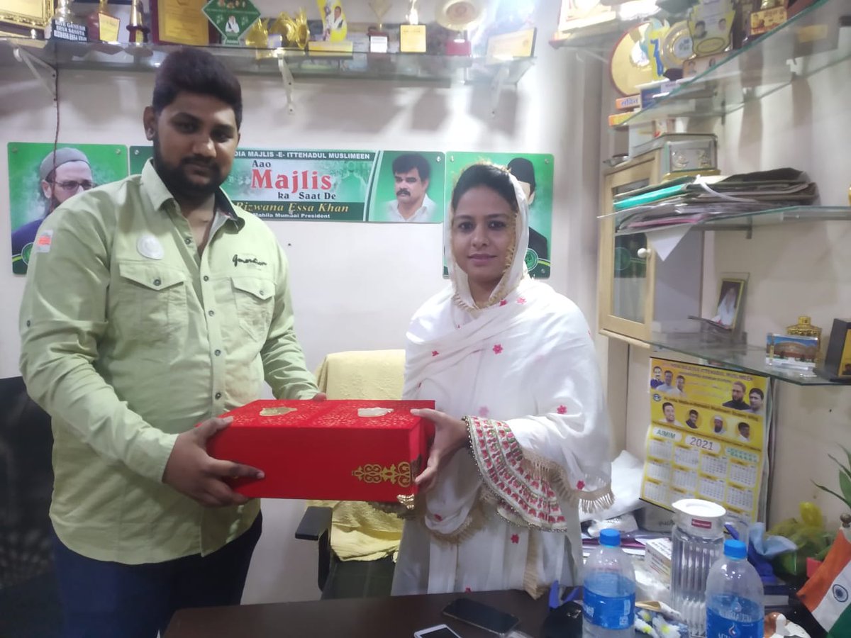 MiRizwanaKhan's tweet photo. मोइद्दीन मस्तान शेख (मामू) के साहबजादे ख्वाजा की शादी का दावत नामा लेते हुए ऑल इंडिया मजलिस ए इत्तेहादुल मुस्लिमीन मुंबई महिला अध्यक्ष रिजवाना ईसा खान। https://t.co/9SLRrvcD3f