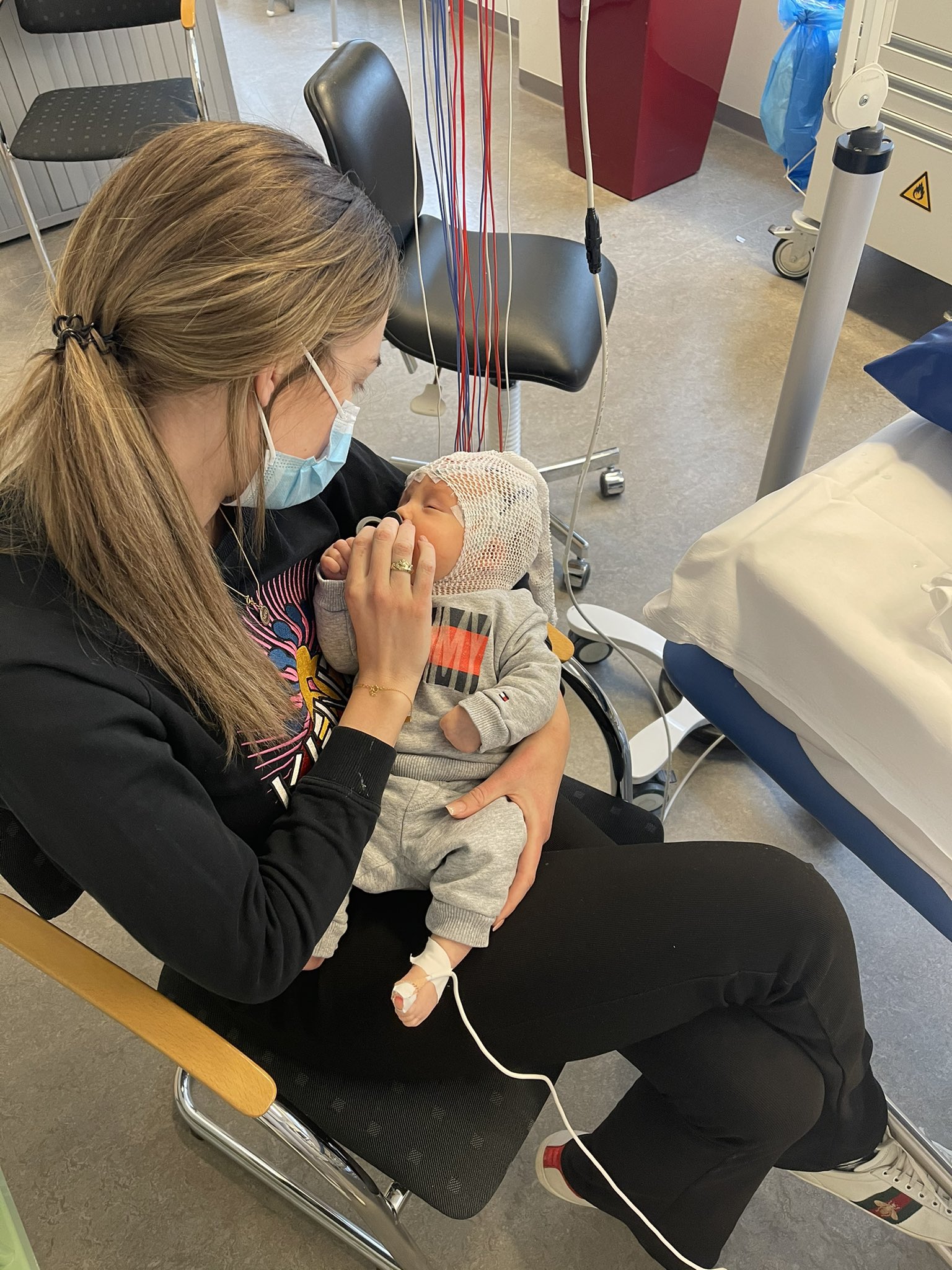 EwWgIJ6WUAUrujW?format=jpg&name=large