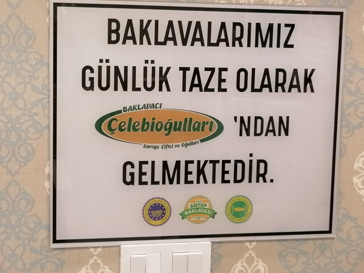 ahmetsirriarvas's tweet photo. BAKLAVA
Birkaç defa G. Antepten baklava sipariş etmiştik. Çok güzeldi.. Meğer antebin en bilinen sevilen köklü markası çelebioğlu yanıbaşımızda şube açmış. Bugün uğradım, güleryüzlü, sevimli ve misafirperver Yavuz beye şahane ikramları için teşekkür ederim. Muhteşem bir lezzet.👍 https://t.co/ukP9EfO2Up