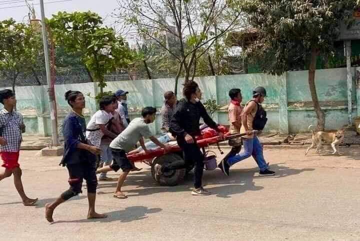 April77898688's tweet photo. Respectပါအန်တီရေ 😢😢

ဒီအန်တီကကျောင်းသားတွေကို 
အိမ်ပေါ်မှာပုန်းခိုင်းပြီး 
သူကအိမ်အောက်ကနေ
စစ်သားငါးယောက်ကို 
ခွနဲ့တည်ပြစ်တာပါတဲ့
ကျောင်းသားတွေကိုထုတ်မပေးလို့ 
စစ်သားတယောက်က 
ခေါင်းကိုတည်ပြစ်သွားတာပါ

ကိုယ်ဝန်ကြီးနဲ့ဟု သိရပါတယ် 😭😭

ကောင်းရာသုဂတိလားပါစေ 😭

Crd-Tun Tun Kyaw Oo https://t.co/pc1jeqwRLi