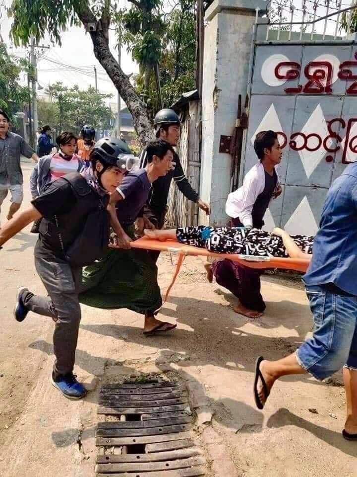 April77898688's tweet photo. Respectပါအန်တီရေ 😢😢

ဒီအန်တီကကျောင်းသားတွေကို 
အိမ်ပေါ်မှာပုန်းခိုင်းပြီး 
သူကအိမ်အောက်ကနေ
စစ်သားငါးယောက်ကို 
ခွနဲ့တည်ပြစ်တာပါတဲ့
ကျောင်းသားတွေကိုထုတ်မပေးလို့ 
စစ်သားတယောက်က 
ခေါင်းကိုတည်ပြစ်သွားတာပါ

ကိုယ်ဝန်ကြီးနဲ့ဟု သိရပါတယ် 😭😭

ကောင်းရာသုဂတိလားပါစေ 😭

Crd-Tun Tun Kyaw Oo https://t.co/pc1jeqwRLi