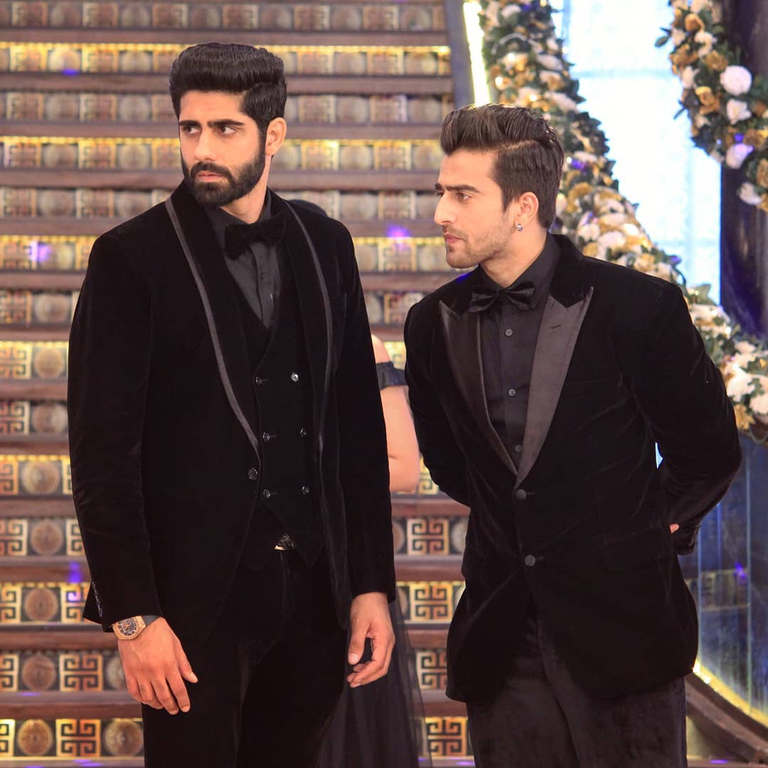 Sathya_Reviews's tweet photo. Vanshu : Yeh Tuccha phir aagaya
Angre : Jee Bozz, Sports shop aaj bandh hai, So meine iss real time punching bag ka intezaam kiya hai!😎
**Vanshu Pleased**
#IshqMeinMarjawan2 #BruhCode #VanGre #RrahulSudhir https://t.co/VEBnKcwBdD