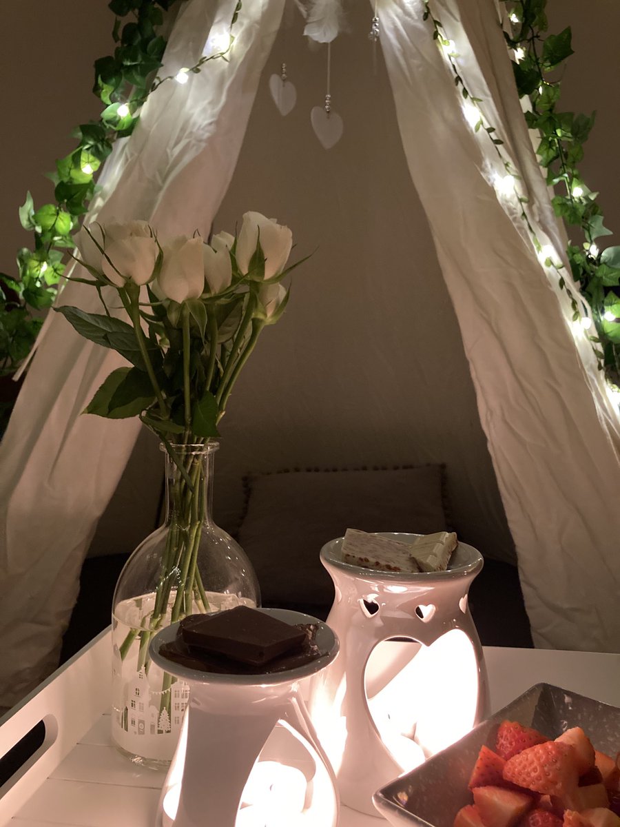 TaniFifi's tweet photo. Chocolate Fondue #IndoorCamping #Strawberries🍓#DateNight #HesPunching 😉 https://t.co/XSKwPPS1U4