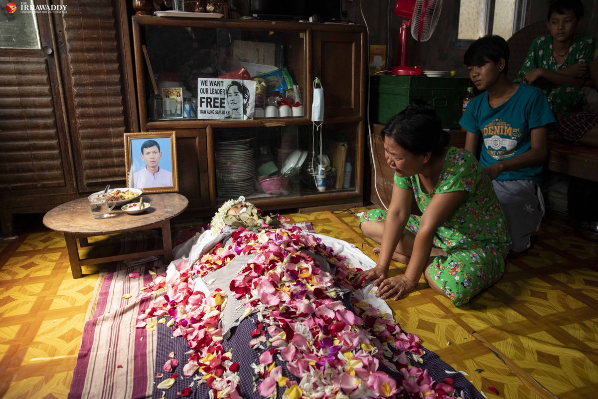 IrrawaddyNews's tweet photo. Funerals for two trishaw drivers shot dead by police in Yangon were held on Saturday. Ko Sithu and Ko Aung Than were among those who besieged a police station late Friday night to demand the release of detained anti-regime protesters. https://t.co/Kg1hdZQ4qv
