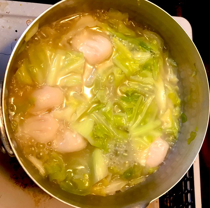 エビ餃子スープ作ってる。 