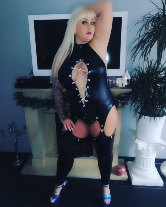 Danke lieber @twobeers_1990 f&uuml;r das geile Outfit von meiner Amazon Wunschliste 🎁 link ↙️ https://t.co/3BuupLBapV<a class="tags" target="_blank" title="On Twitter" href="/?out=eyJ0eXAiOiJKV1QiLCJhbGciOiJIUzUxMiJ9.eyJpYXQiOjE3MjIxNjQ2ODIsImlzcyI6InR3cG9ybnN0YXJzLmNvbSIsIm5iZiI6MTcyMjE2NDY4MiwiZXhwIjoxNzUzNzAwNjgyLCJyZWRpcmVjdF91cmwiOiJodHRwczovL3R3aXR0ZXIuY29tL3R3b2JlZXJzXzE5OTAifQ.5F4BT5tefXmIjZZBywH-S0NG51t4Chz1sJ1b7kJtz_SqHb0SbJVbFrKifUCXXPG9oi7sxy_Na2A8FtMG5EdmRg">@twobeers_1990</a><a href="/tag/goodvibes"class="tags"><span>#goodvibes</span></a><a href="/tag/happy"class="tags"><span>#happy</span></a><a href="/tag/body"class="tags"><span>#body</span></a><a href="/tag/thankyou"class="tags"><span>#thankyou</span></a><a href="/tag/highheels"class="tags"><span>#highheels</span></a><a href="/tag/amazon"class="tags"><span>#amazon</span></a>
