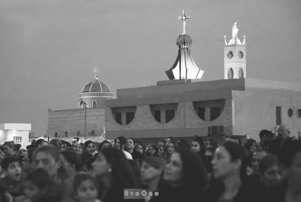صورتين بنفس اللقطة بس وحدة منهم وبجهد شخصي خالية من الوايرات والأعمدة