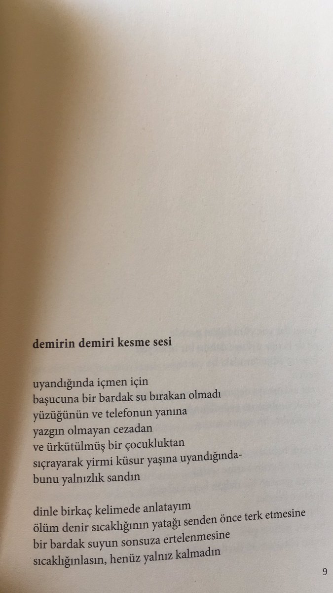 Kafvekitap's tweet photo. dinle bir kaç kelimede anlatayım
ölüm denir sıcaklığının yatağı senden önce terketmesine 

Can Acer / Demirin Demiri Kesme Sesi / Şubat 2021 https://t.co/rMN7TD2OxB