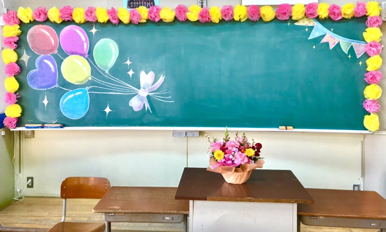 チョークアート アトリエフレア 初挑戦 卒業式に向けて ある学校での 黒板アート 前日の放課後 短時間だったので大雑把な絵のみですが 4つの教室に 風船 イルカ ゾウ 桜 人物画 を気持ちを込めて描かせていただきました ご卒業