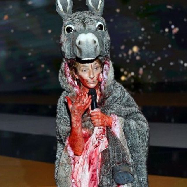 daisy_sells's tweet photo. Actress #CorinneMasiero protests naked at 'French Oscars' ceremony #CésarAwards calling for the government do more to support culture during the coronavirus pandemic. #socialdisruption #socialactivism #thearts #culture. Read more @VPR_Editor @vprcomm https://t.co/8HLVhKq4ve https://t.co/bUA8yzk4mL