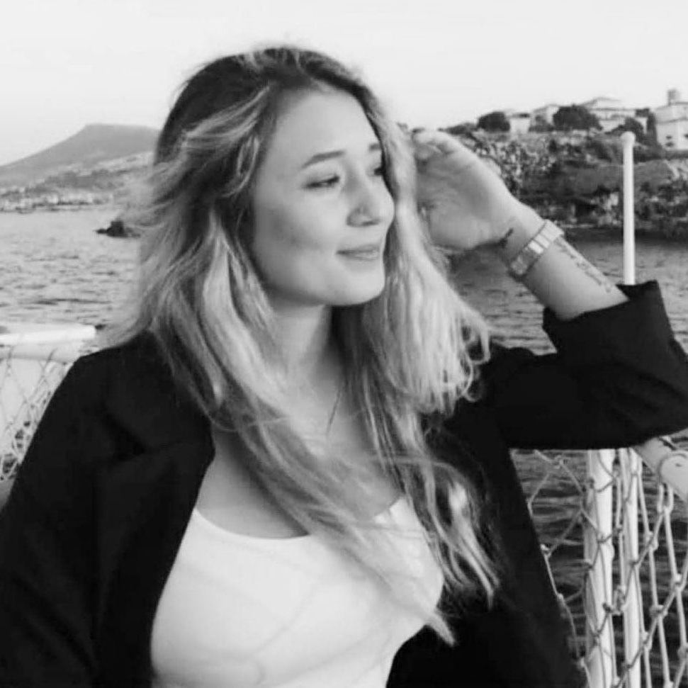 Muğla'da yaşayan 23 yaşındaki Bensu Narlı, evinde erkek arkadaşı tarafından göğsünden tabancayla vurularak öldürüldü. 

#istanbulsözleşmesi uygulanmalıdır !