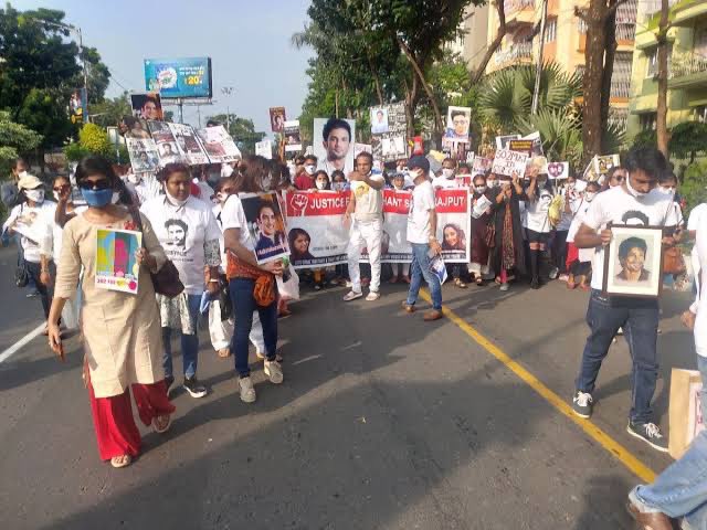 iwinfairly's tweet photo. Great to see brothers and sisters raising voices against crime done by #GoldDigger women.

• Pictures of Kolkata On Roads 4 SSR are seen from last protest 
• #ZomatoDeliveryGuy is likely to get justice 

Yeh naya INDIA hai..
..feminism ke ghar me ghuse ga bhi
Aur maarega bhi ✊🏻 https://t.co/SSIXhG0v4g