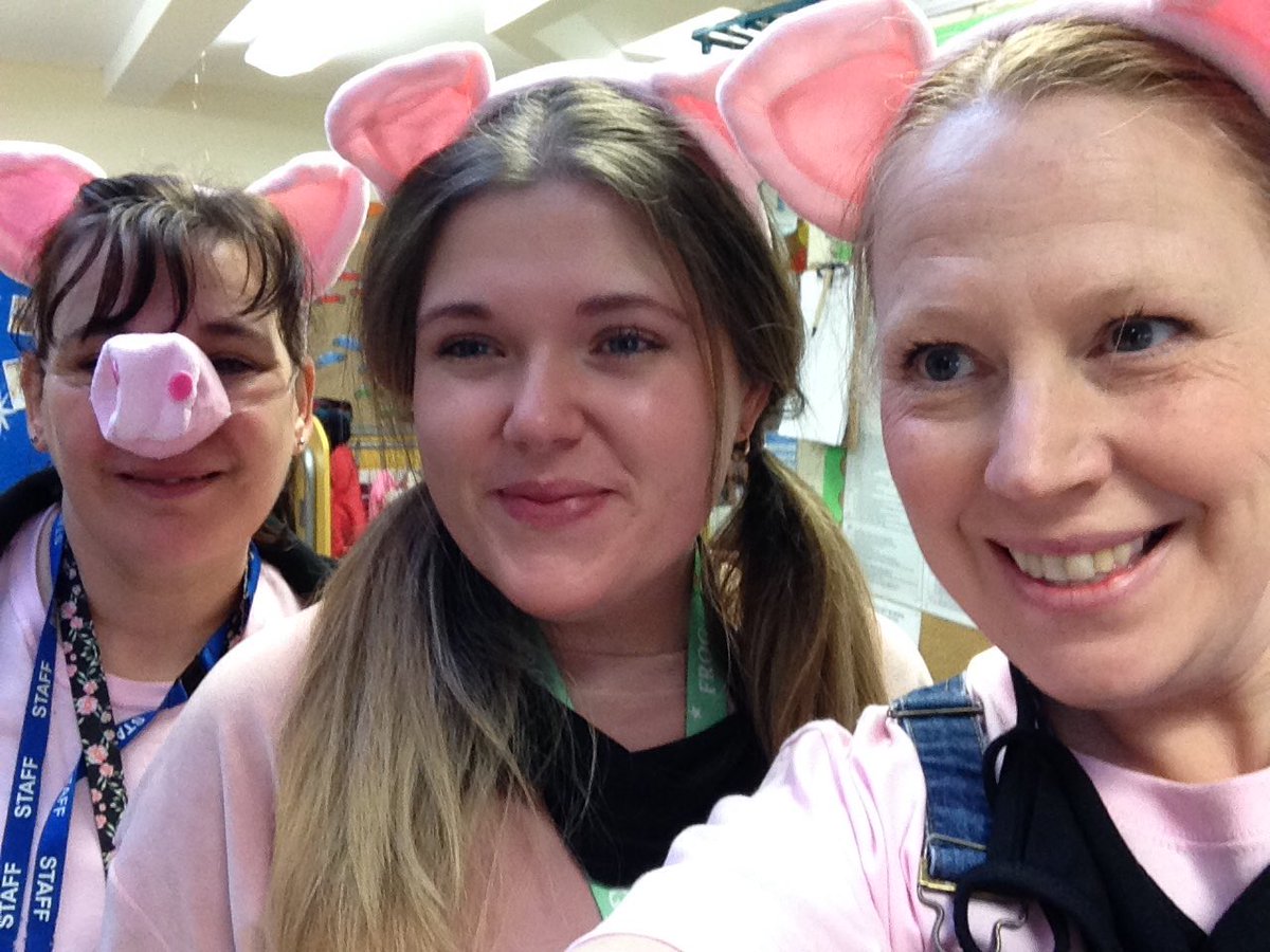 Rec_BroadOak's tweet photo. It was great to see everyone's costumes today - and the three little pigs paid us a visit too! 🐷😁 https://t.co/9bhbbTgsss