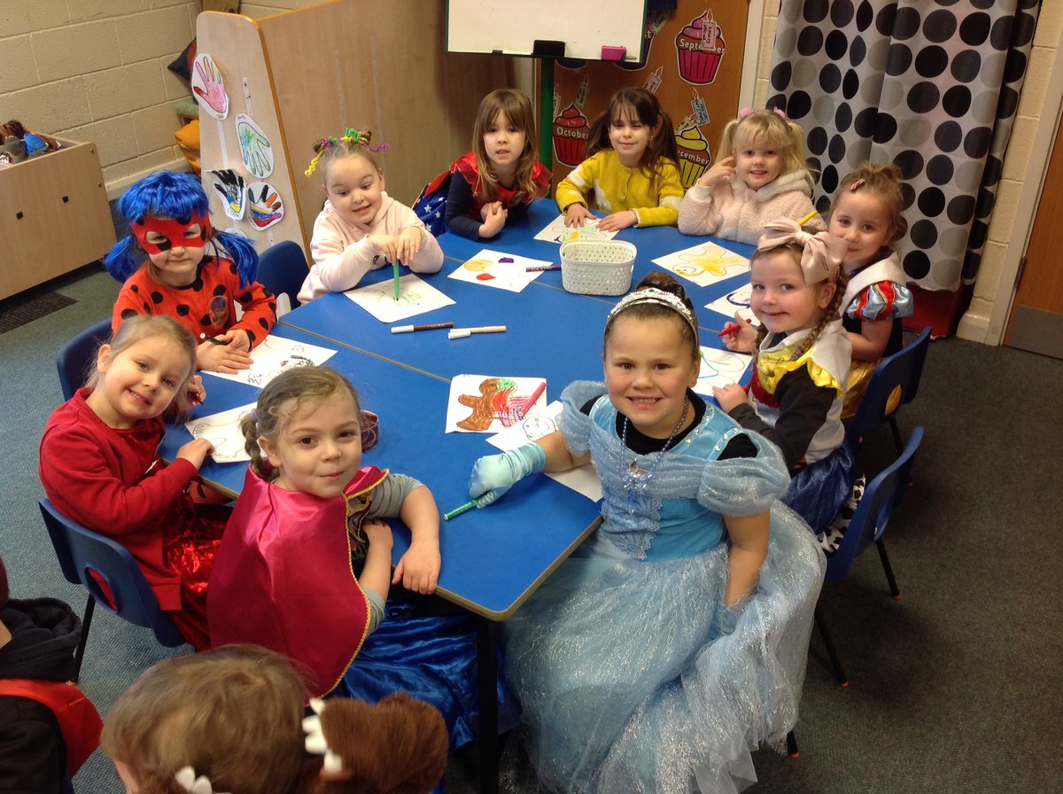 Rec_BroadOak's tweet photo. It was great to see everyone's costumes today - and the three little pigs paid us a visit too! 🐷😁 https://t.co/9bhbbTgsss