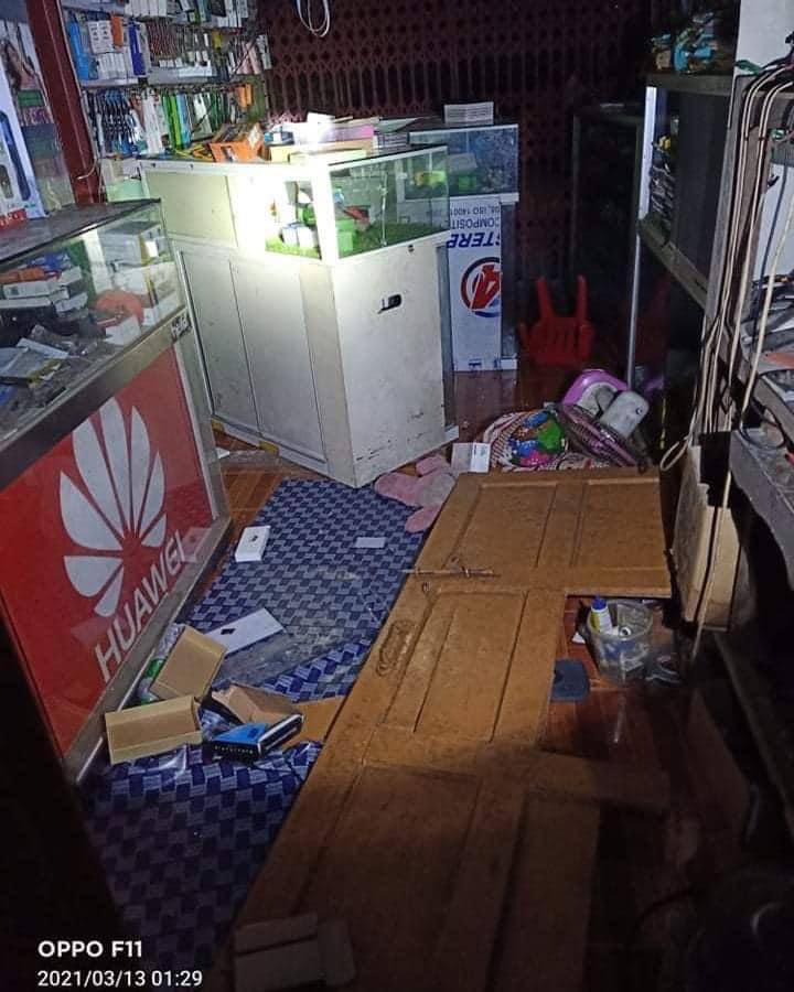 Myanmar Military Terrorists raided 20th Ward, Hlaing Tharyar last night and shot with both live bullets and rubber bullets. At least one resident got shot!Total 13 including 12 males and 1 female were abducted.
TOWARDS FEDERAL UNION
#WhatsHappeningInMyanmar
#Mar13Coup