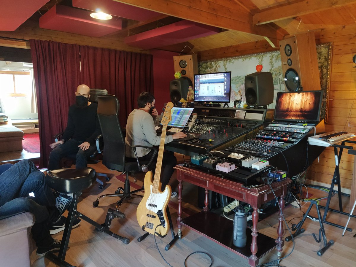 Baterías y bajos listos. Vamos a por las guitarras. Seguimos grabando en @gsumergidas 

#estudio #grabaciones #produccion #musica #neptunia #grabacionessumergidas