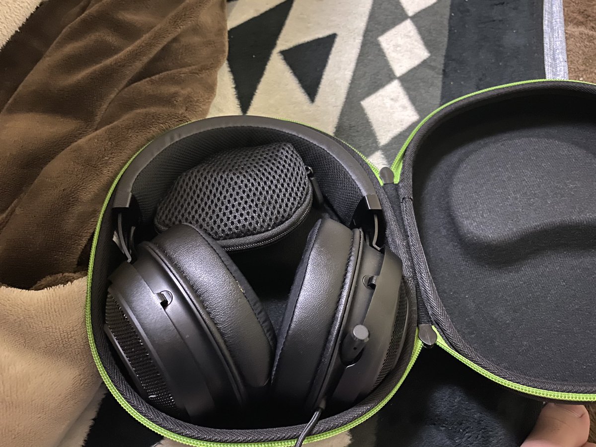 天秤座 Htb Ruka 僕がフォートナイトする時に使ってる物です コントローラー T4プロ ヘッドホン Razerクラーケン ブラック ヘッドホンbox 名前不明 スイッチ立てるヤツ 百均で売ってた