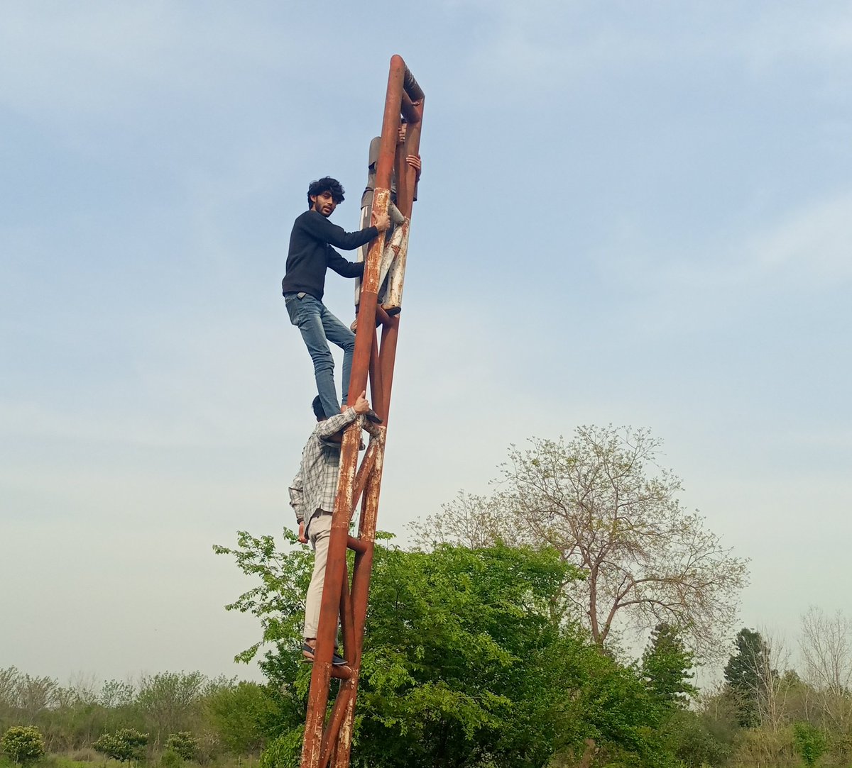 Jab signals nah ain par pubg phir b khailne ho 
Le my friend 😂👇