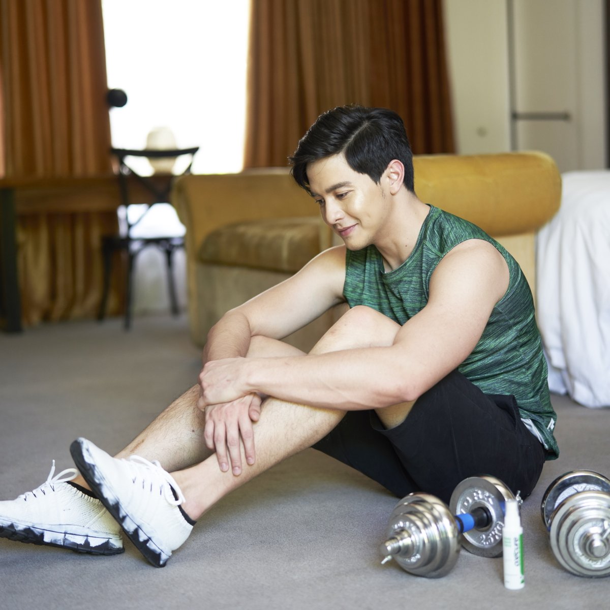 Oxecure_PH's tweet photo. Want to know @aldenrichards02’s secret to his smooth and clear body despite his active lifestyle? Oxecure's Sulfur Soap and Body Acne Spray! Try it today so you can #BareYourBack in time for the summer! #OxecurePH #OxecureXAldenGotYourBack https://t.co/72bT0EINrl